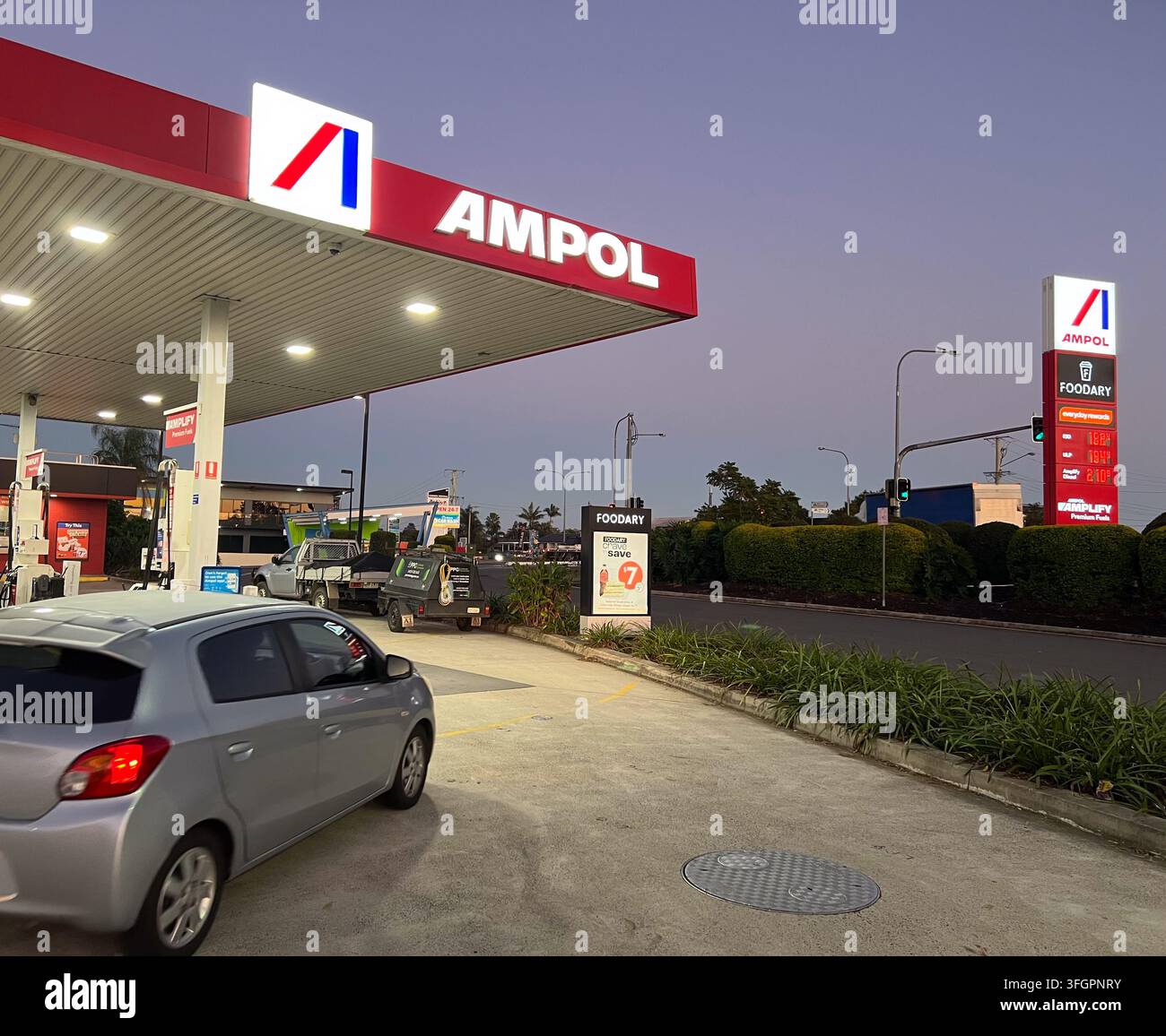 BRISBANE - 12 LUGLIO 2024: Stazione di servizio Ampol. Il partito laburista del Queensland ha proposto dei limiti alle aumenti dei prezzi dei carburanti e 12 stazioni di servizio statali nel Queensl Foto Stock