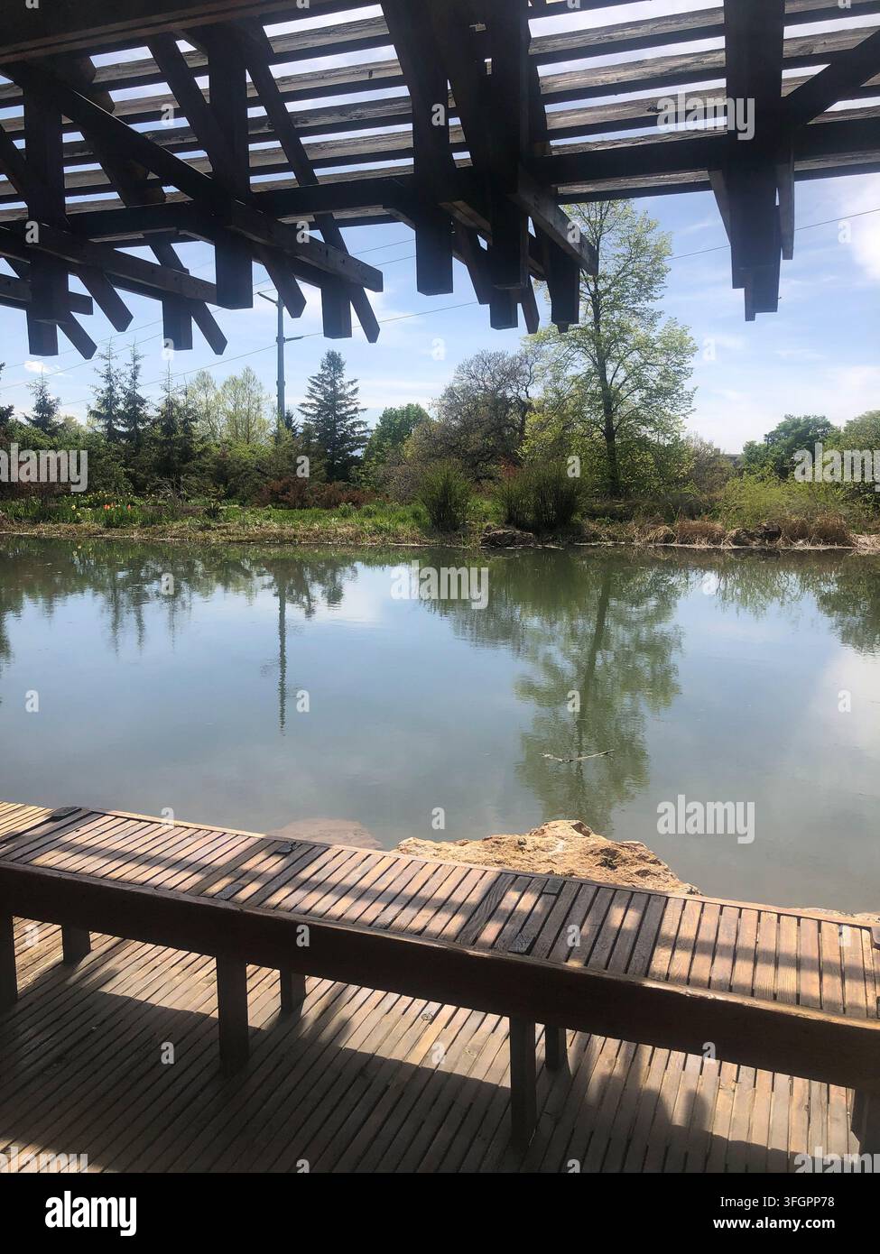 Pergola in legno e terrazzo che si affacciano su uno stagno tranquillo nello Utah Foto Stock
