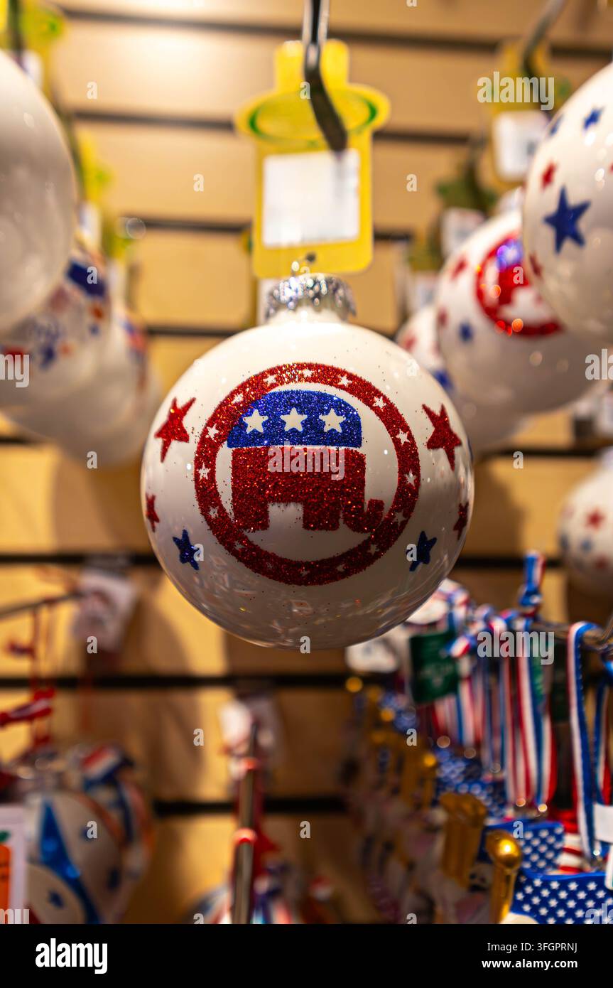 Ornamento con logo elefante repubblicano con brillantini e stelle che rappresenta la politica americana Foto Stock