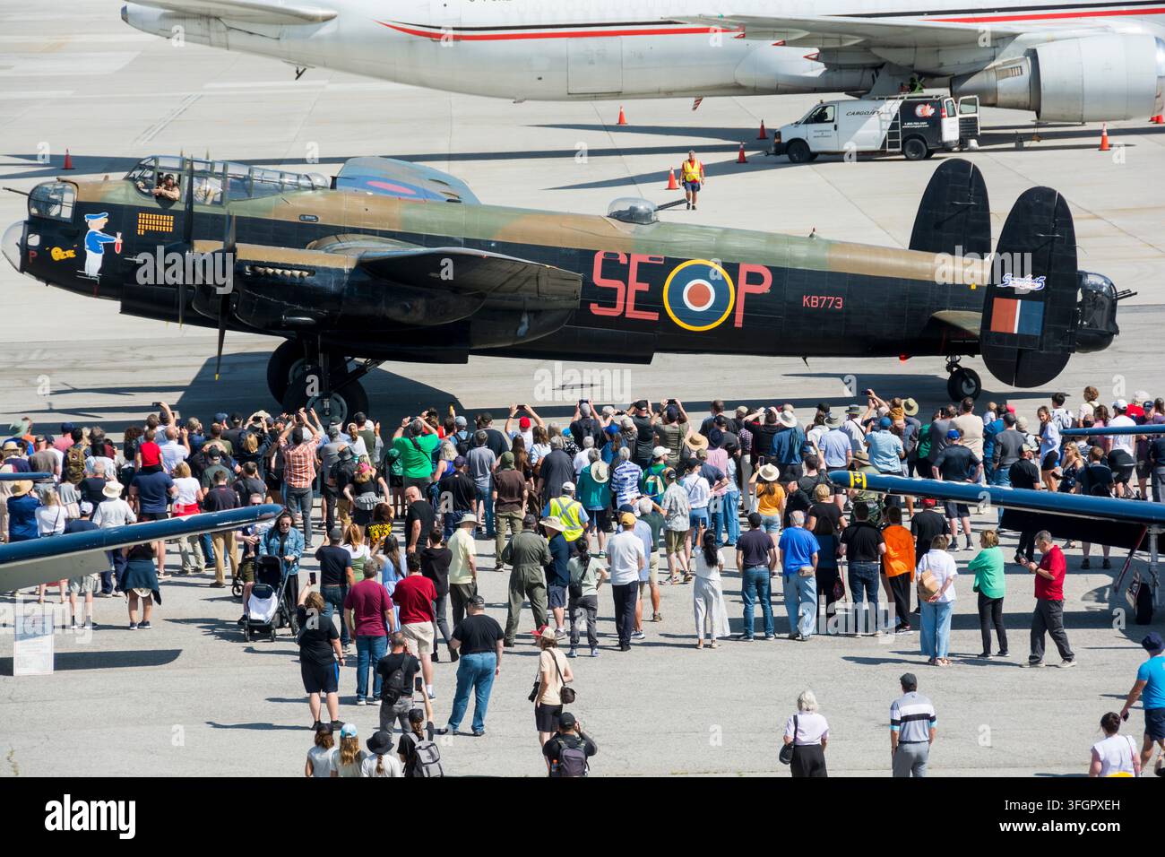 L'Avro Lancaster MK X della Seconda Guerra Mondiale, idonea al volo, si prepara per uno dei suoi numerosi voli dimostrativi al Canadian Warplane Heritage Museum di Hamilton, Ontario Foto Stock