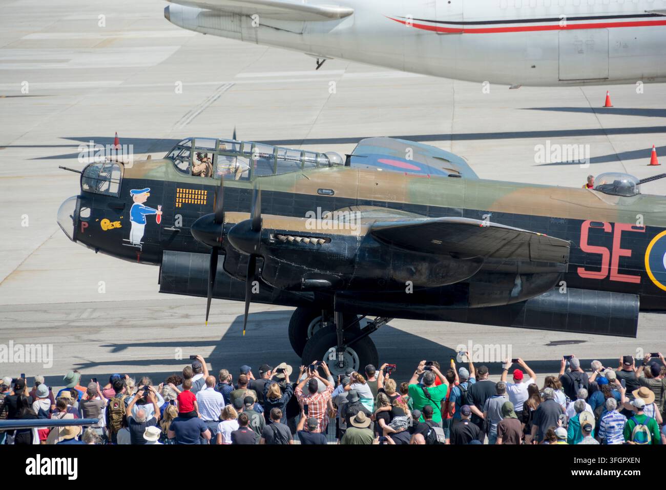 L'Avro Lancaster MK X della Seconda Guerra Mondiale, idonea al volo, si prepara per uno dei suoi numerosi voli dimostrativi al Canadian Warplane Heritage Museum di Hamilton, Ontario Foto Stock