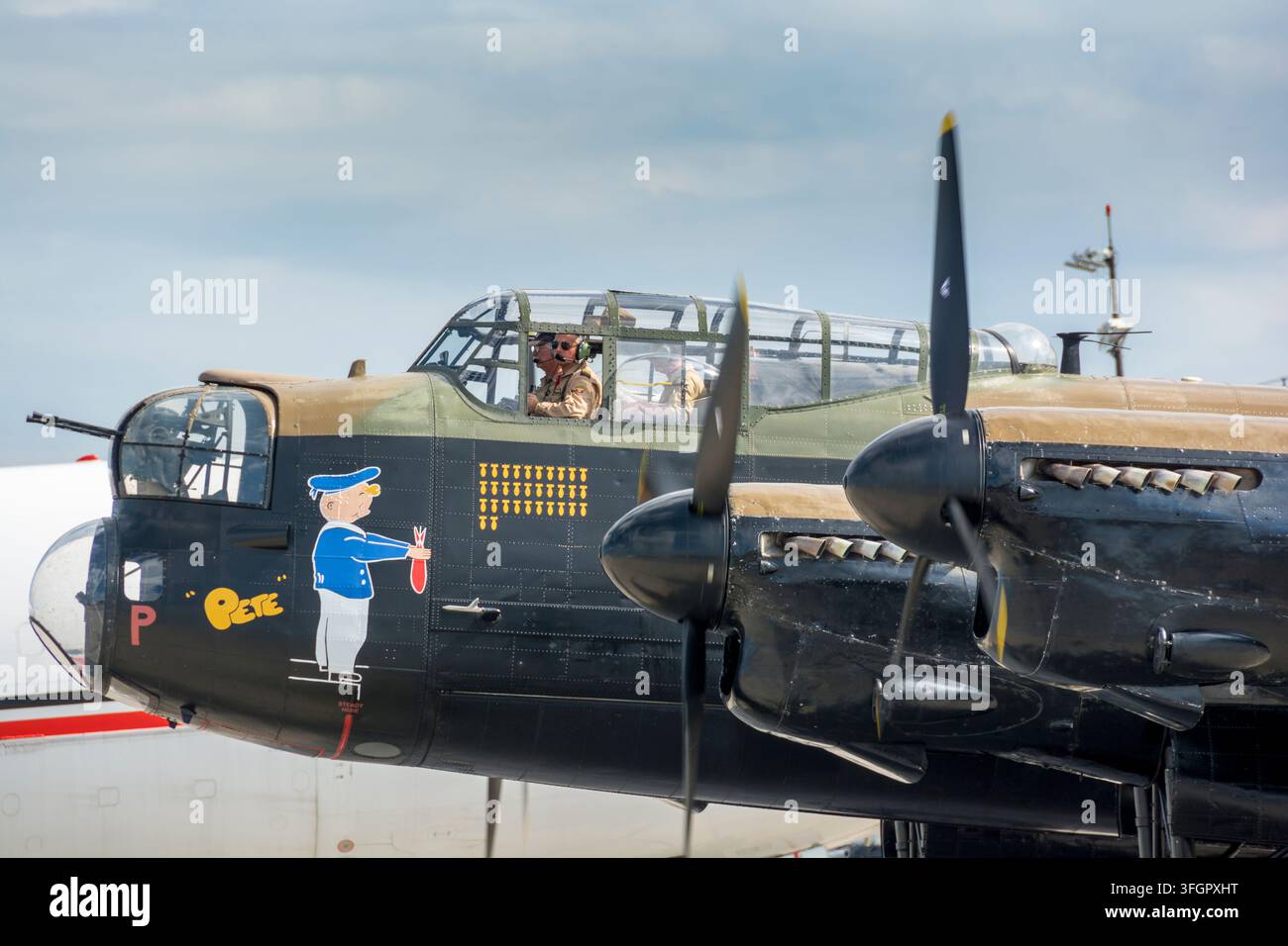 L'Avro Lancaster MK X della Seconda Guerra Mondiale, idonea al volo, si prepara per uno dei suoi numerosi voli dimostrativi al Canadian Warplane Heritage Museum di Hamilton, Ontario Foto Stock