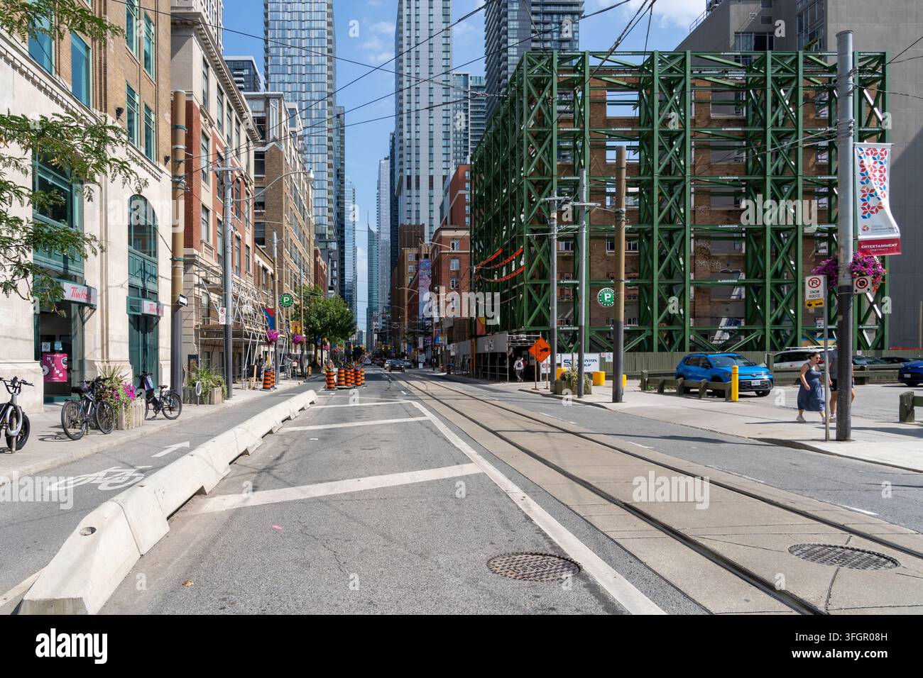 Vista stradale che guarda verso est lungo Adelaide Street West, appena oltre Spadina Avenue, Toronto Foto Stock