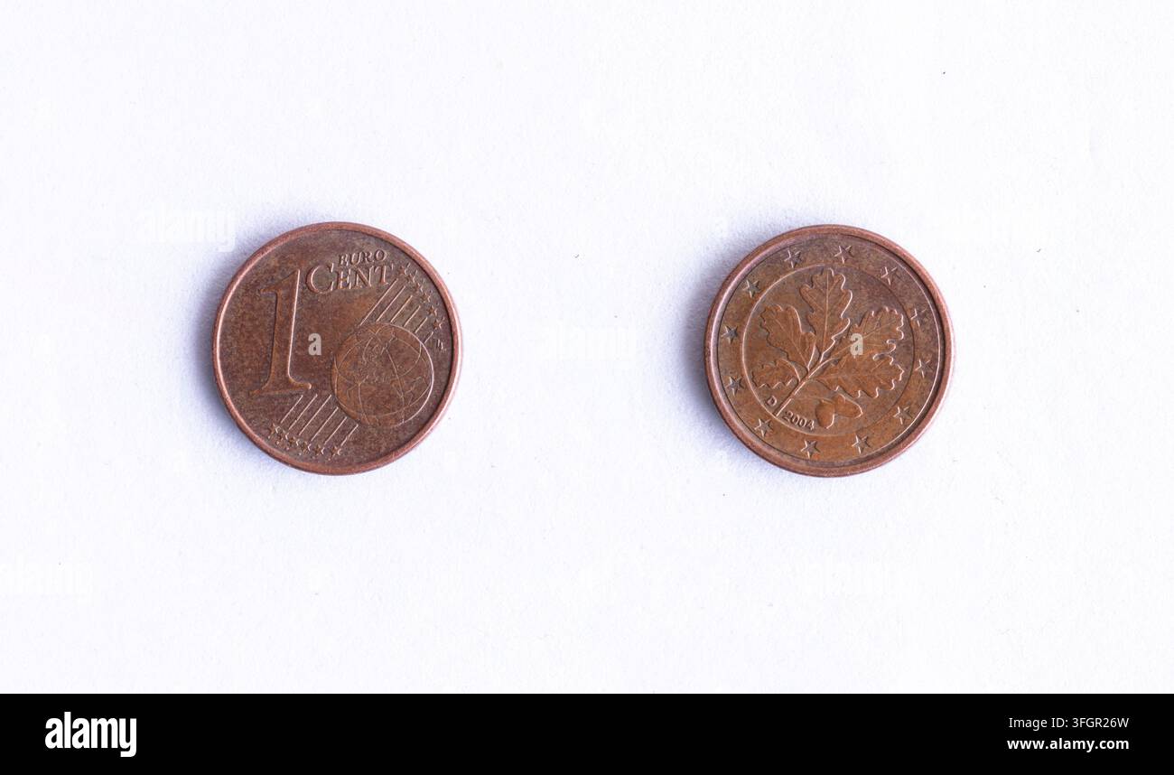 Moneta tedesca da 1 centesimo di euro del 2004 con disegno di foglia di quercia isolata su sfondo bianco Foto Stock