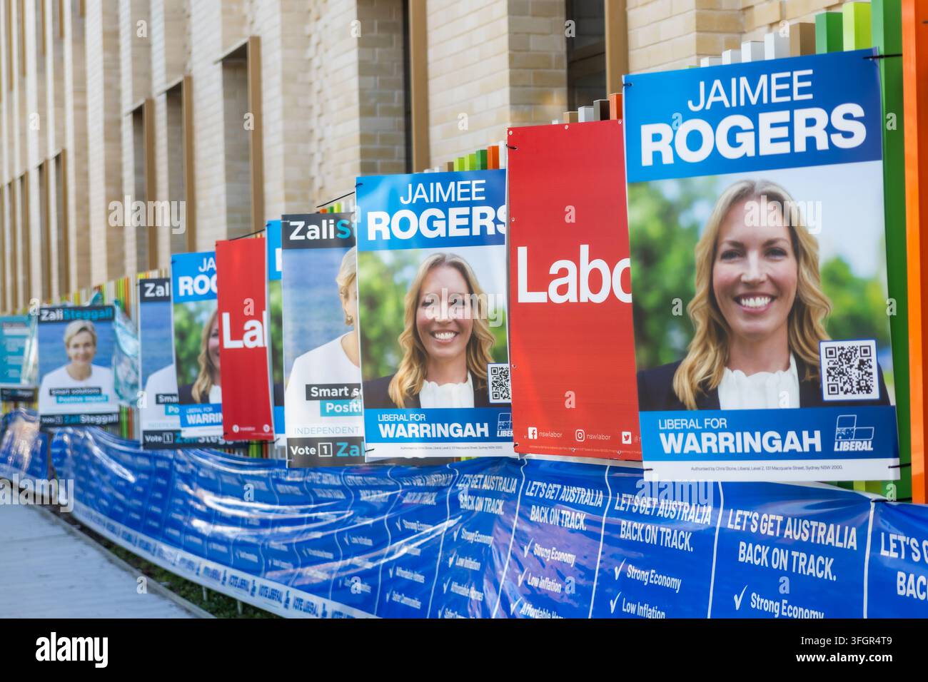 Sydney, NSW, Australia, 3 maggio 20: Poster e striscioni colorati della campagna elettorale allineati fuori da un edificio. Foto Stock