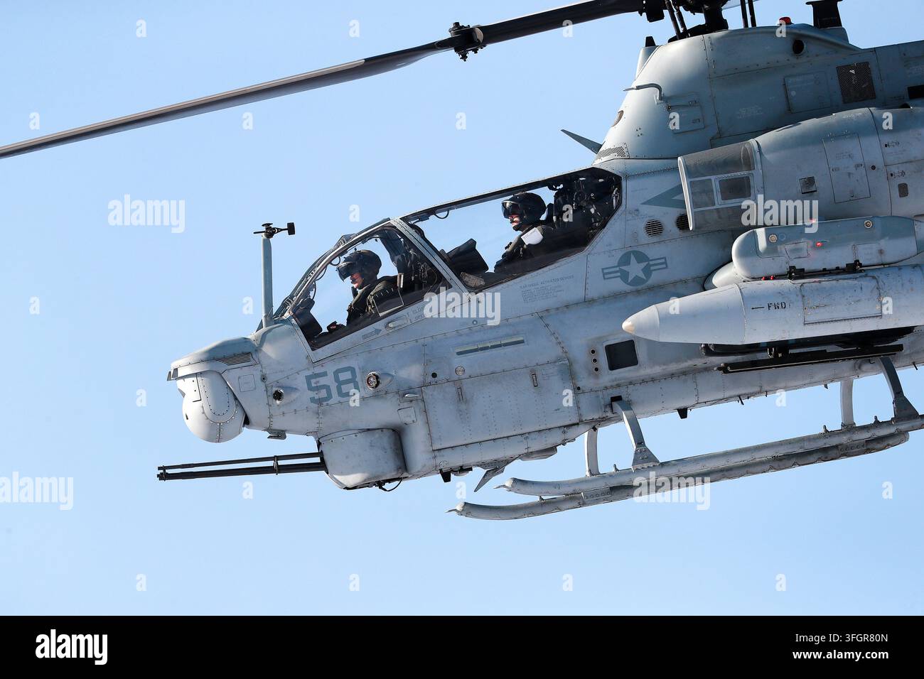 Due piloti nella cabina di pilotaggio in tandem di un elicottero AH-1Z Viper in volo Foto Stock