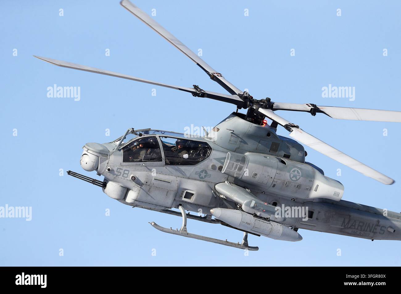 Un primo piano ad angolo basso di un elicottero d'attacco USMC AH-1Z Viper in volo Foto Stock