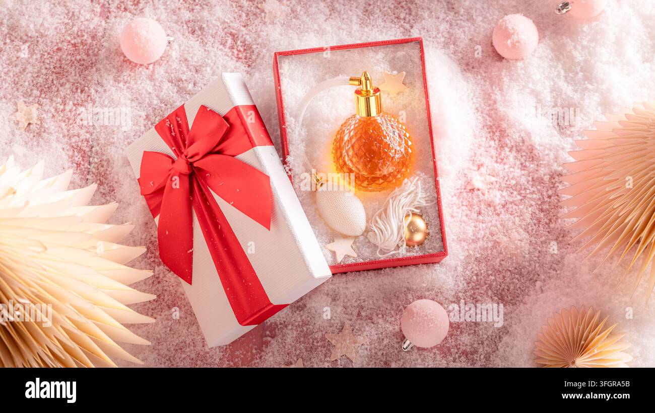 Vetrina del negozio con una bottiglia di lusso. Banner promozionale di prodotti cosmetici al dettaglio che mostra un articolo di fragranza per le festività Foto Stock