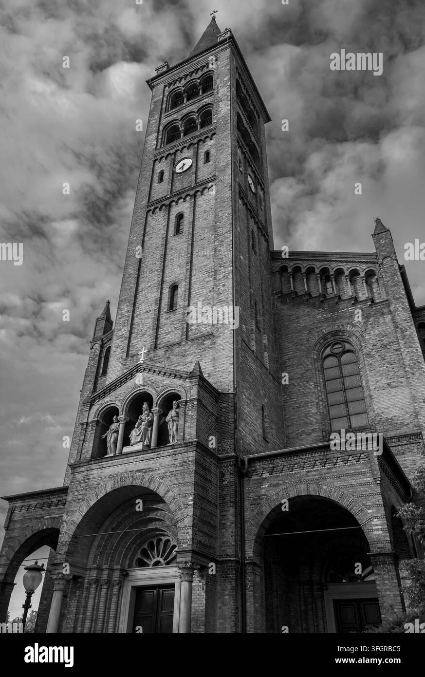 Vista architettonica a basso angolo della chiesa cattolica della Pieve di San Pietro e Paolo a Bassinplatz a Potsdam, Brandeburgo, Germania. Foto Stock