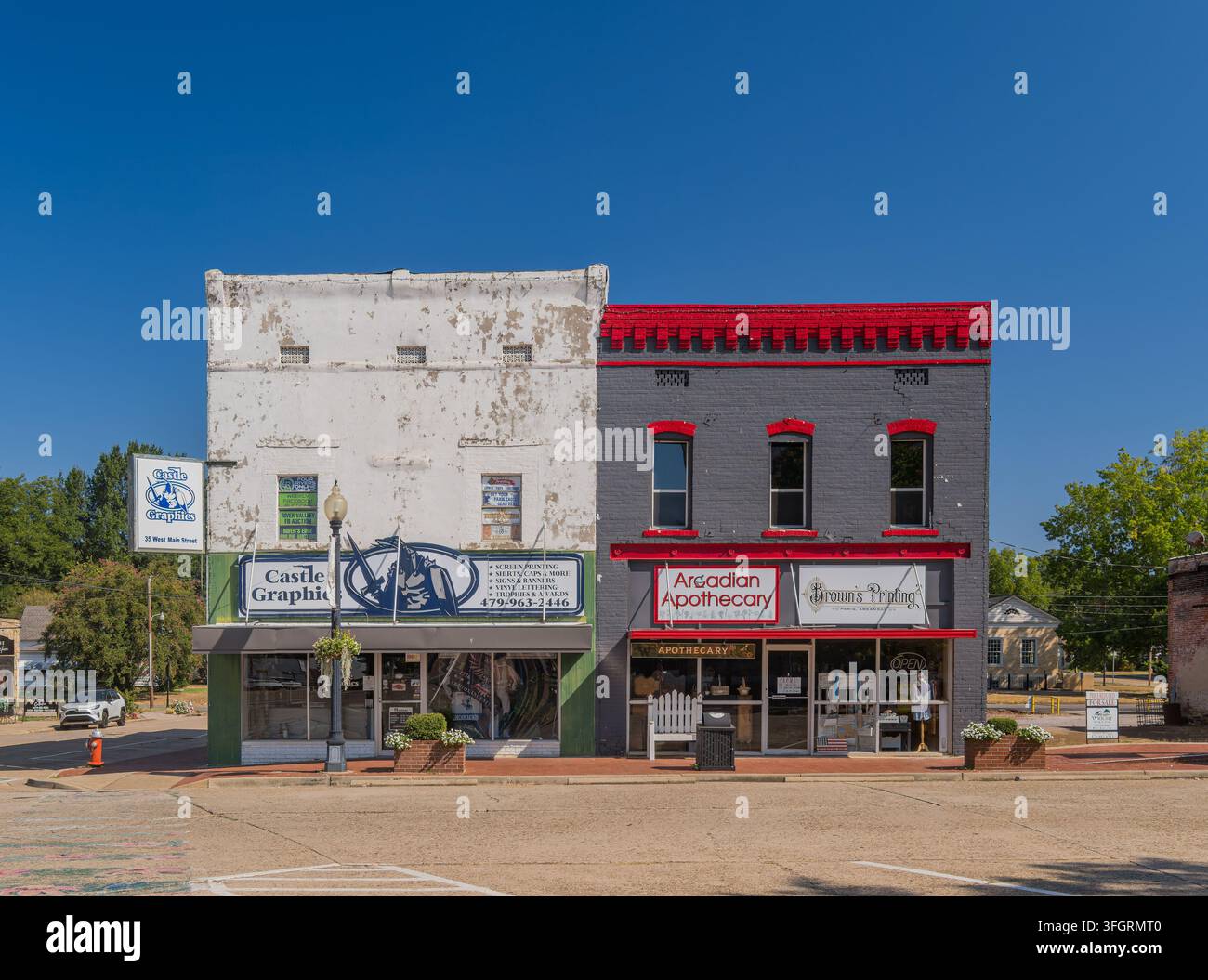Arkansas, Stati Uniti, 05 SET 2026 – Due edifici commerciali adiacenti con vetrine di Castle Graphics e Arcadian Apothecary si trovano su una Foto Stock