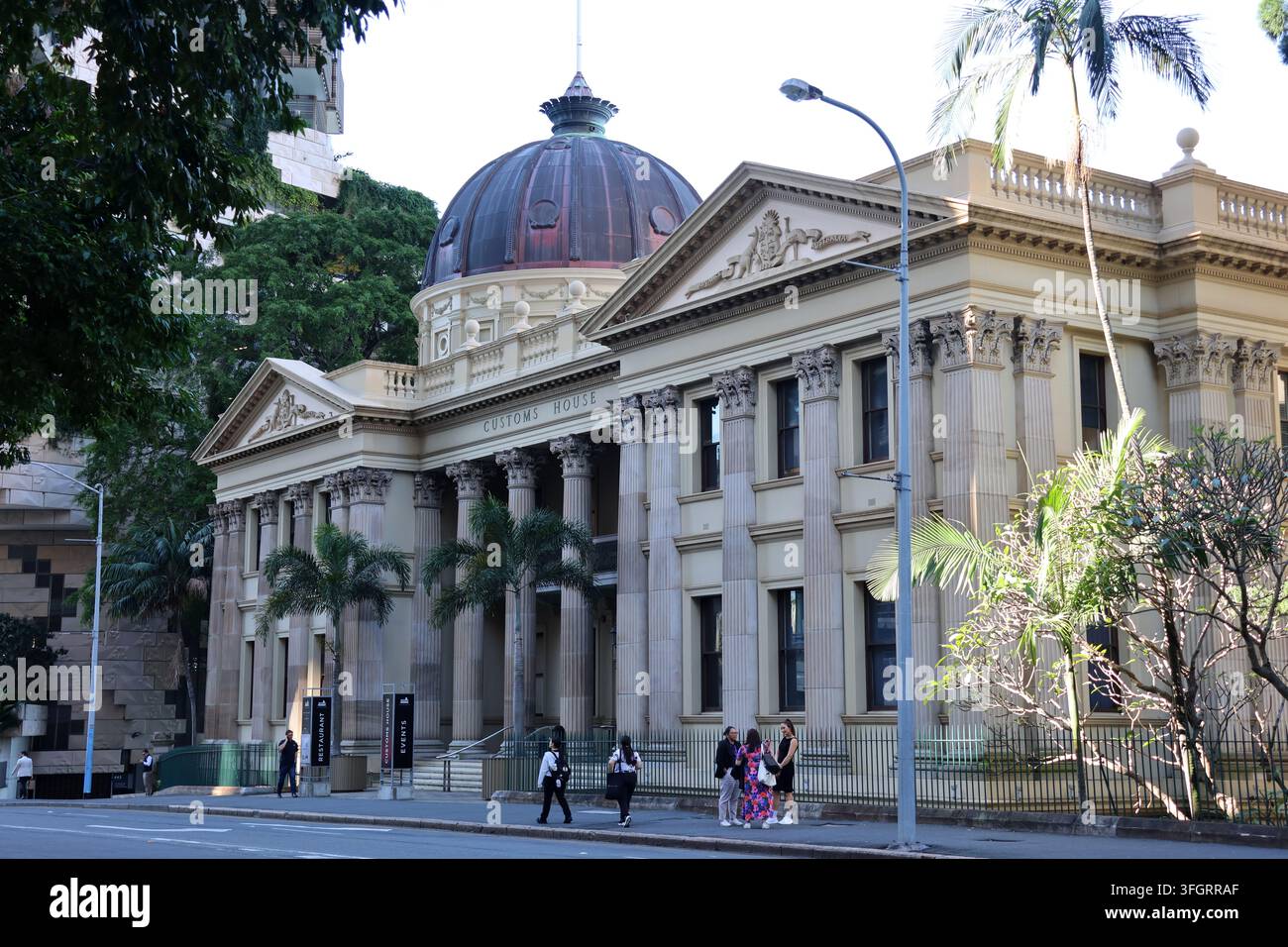 La facciata storica in arenaria e la cupola in rame del Customs House nel CBD di Brisbane, Queensland, Australia Foto Stock