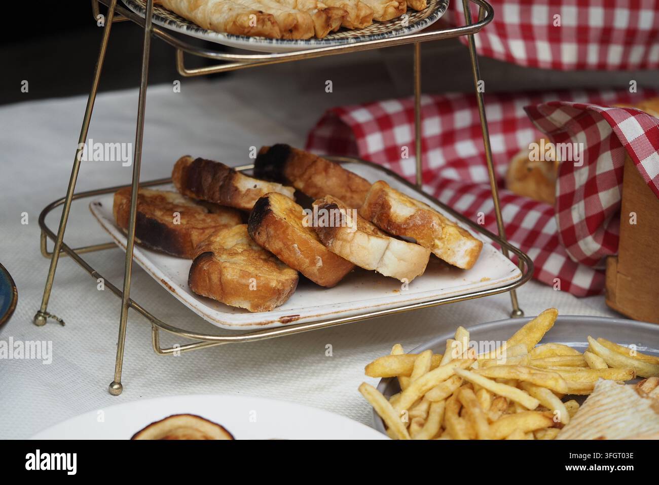 Cibi appena preparati in mostra in un mercato locale nel pomeriggio Foto Stock