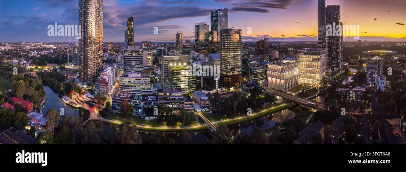 Fronte fluviale del centro città di Parramatta al tramonto a Sydney West - panorama aereo della città intorno al nuovo edificio del Powerhouse. Foto Stock