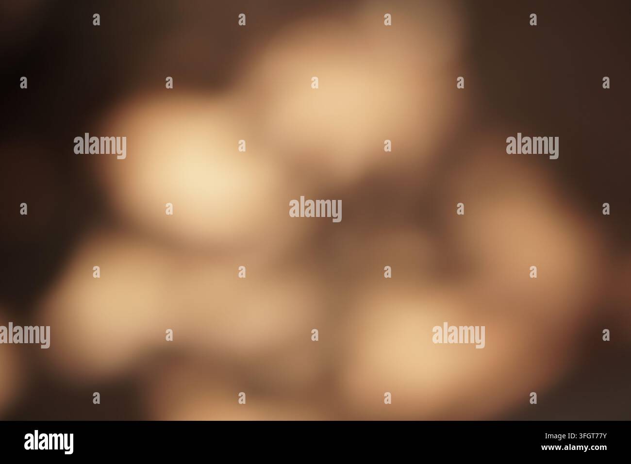 Uno sfondo astratto a messa a fuoco morbida con toni caldi marrone chiaro e luci bokeh circolari sfocate, che creano un'atmosfera gentile e invitante. Ideale Foto Stock