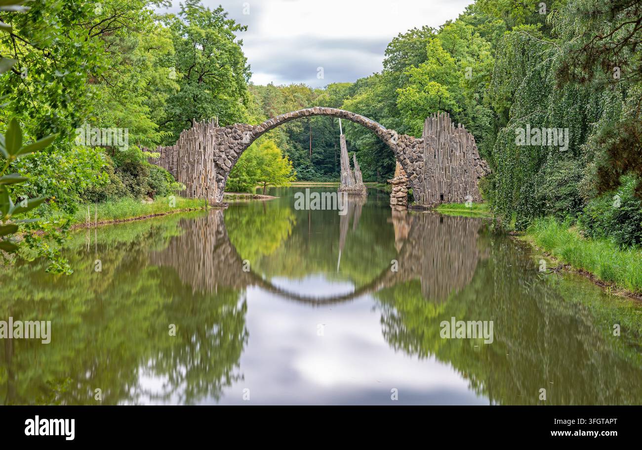 Ponte di Rakotz, noto anche come Ponte del Diavolo, a Kromlau, Germania - Esposizione lunga Foto Stock