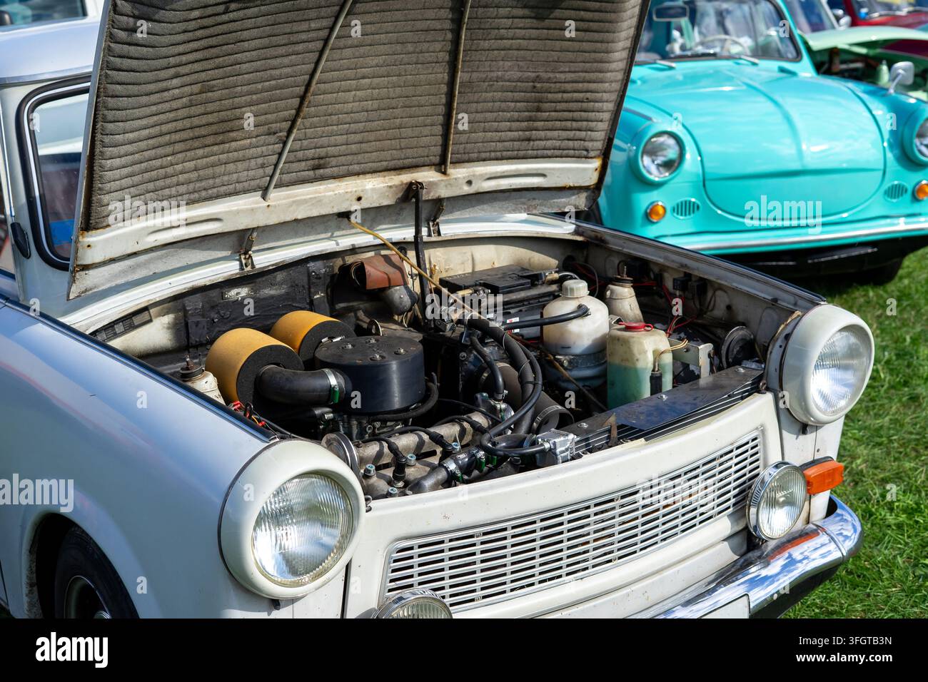 Trabant 601 vintage della Germania Est con vano motore Foto Stock