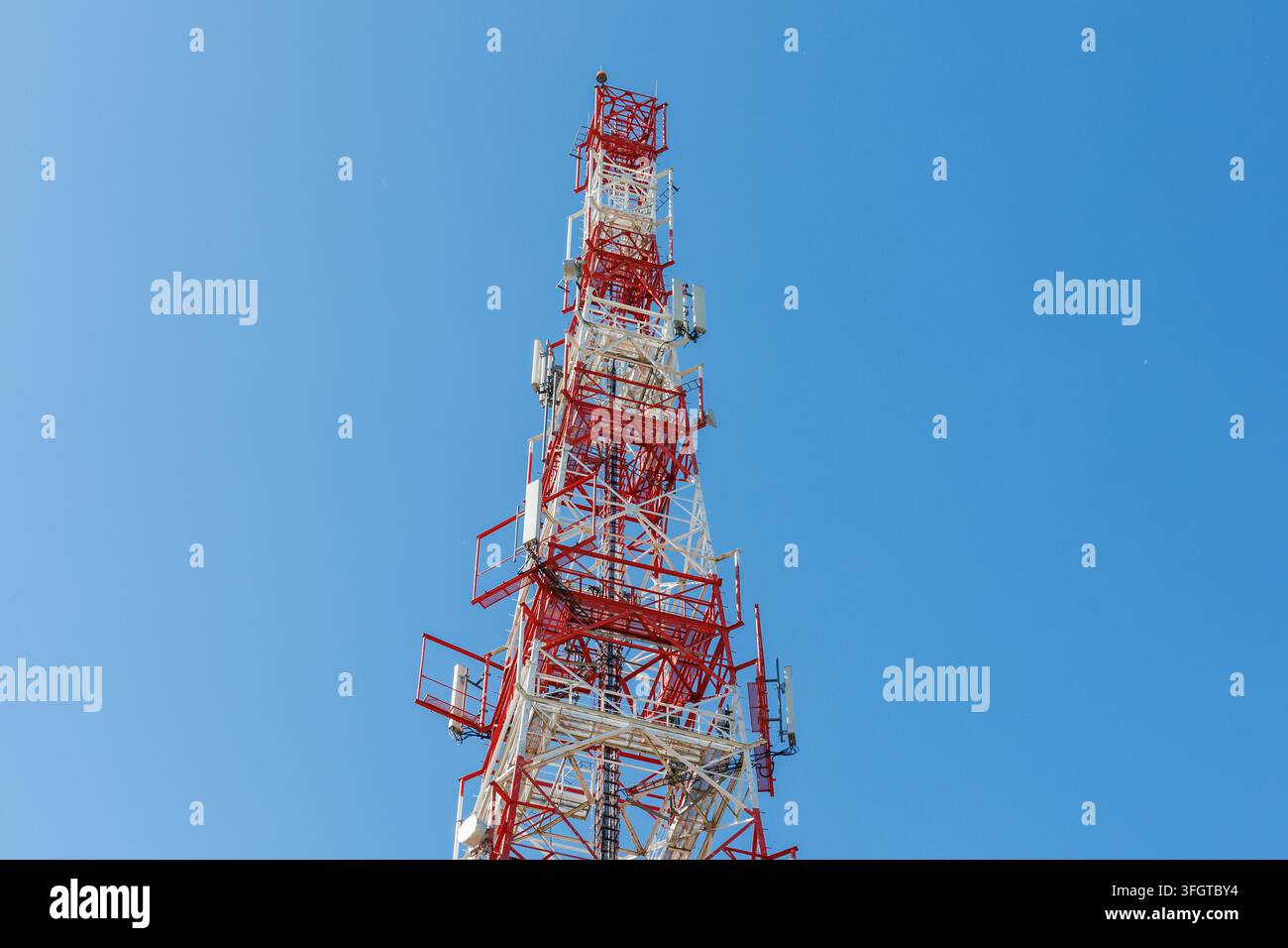 Torre di telecomunicazione in griglia d’acciaio con antenne sotto un cielo blu in Masovia, Polonia Foto Stock