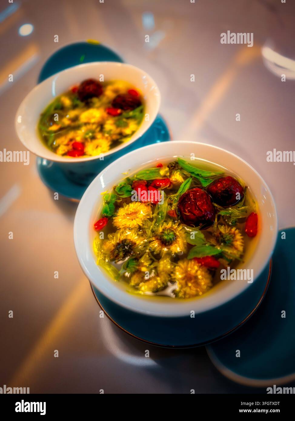 Set completo di ingredienti per il tè Sanpantai di un ristorante halal di Zhangye. Tè verde, goji, giuggiola rossa, longan, zucchero di roccia e crisantemo confezionati in oro Foto Stock