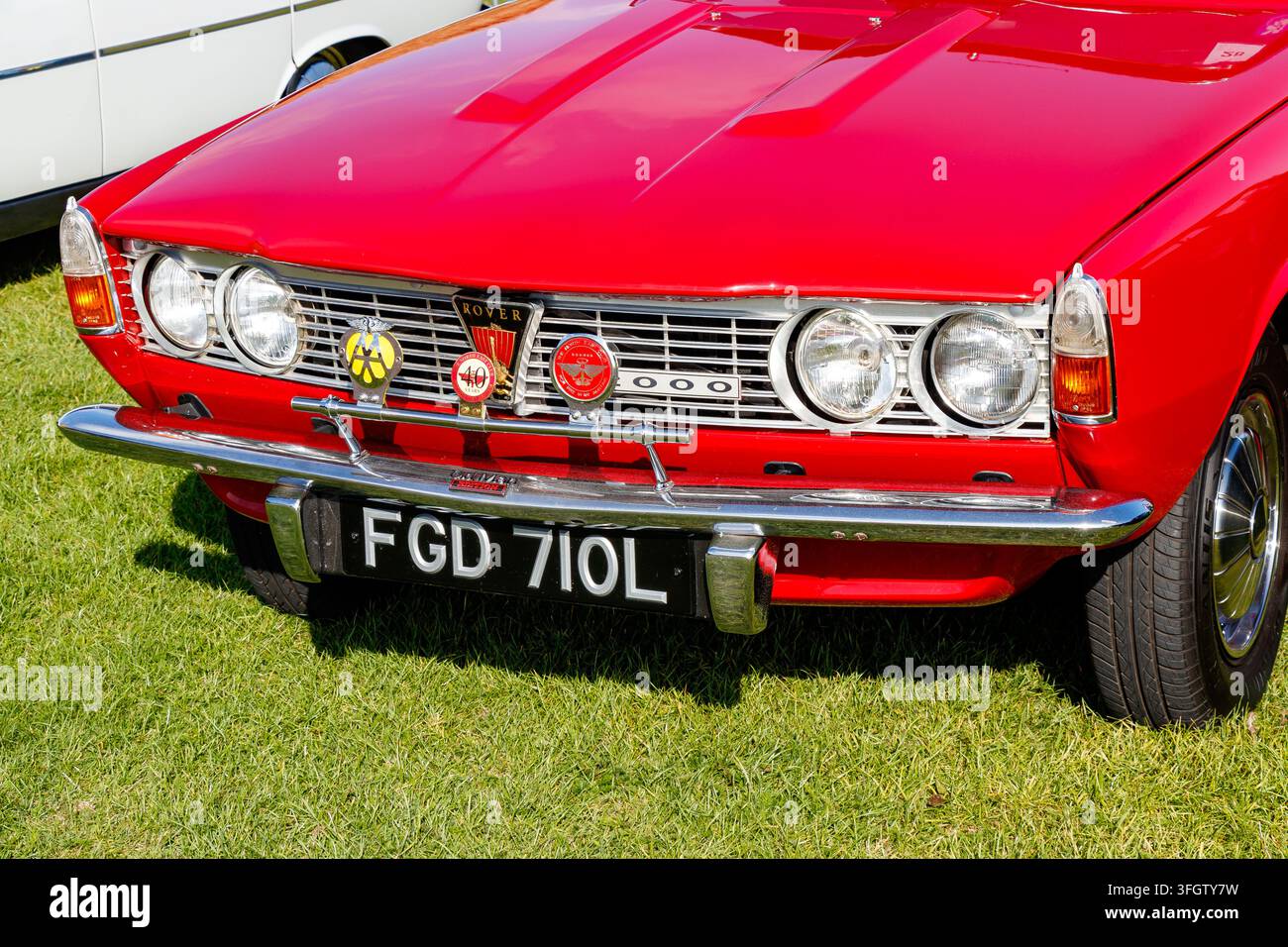 Vista frontale di un'auto berlina rossa Rover P6 2000 parcheggiata all'aperto Foto Stock