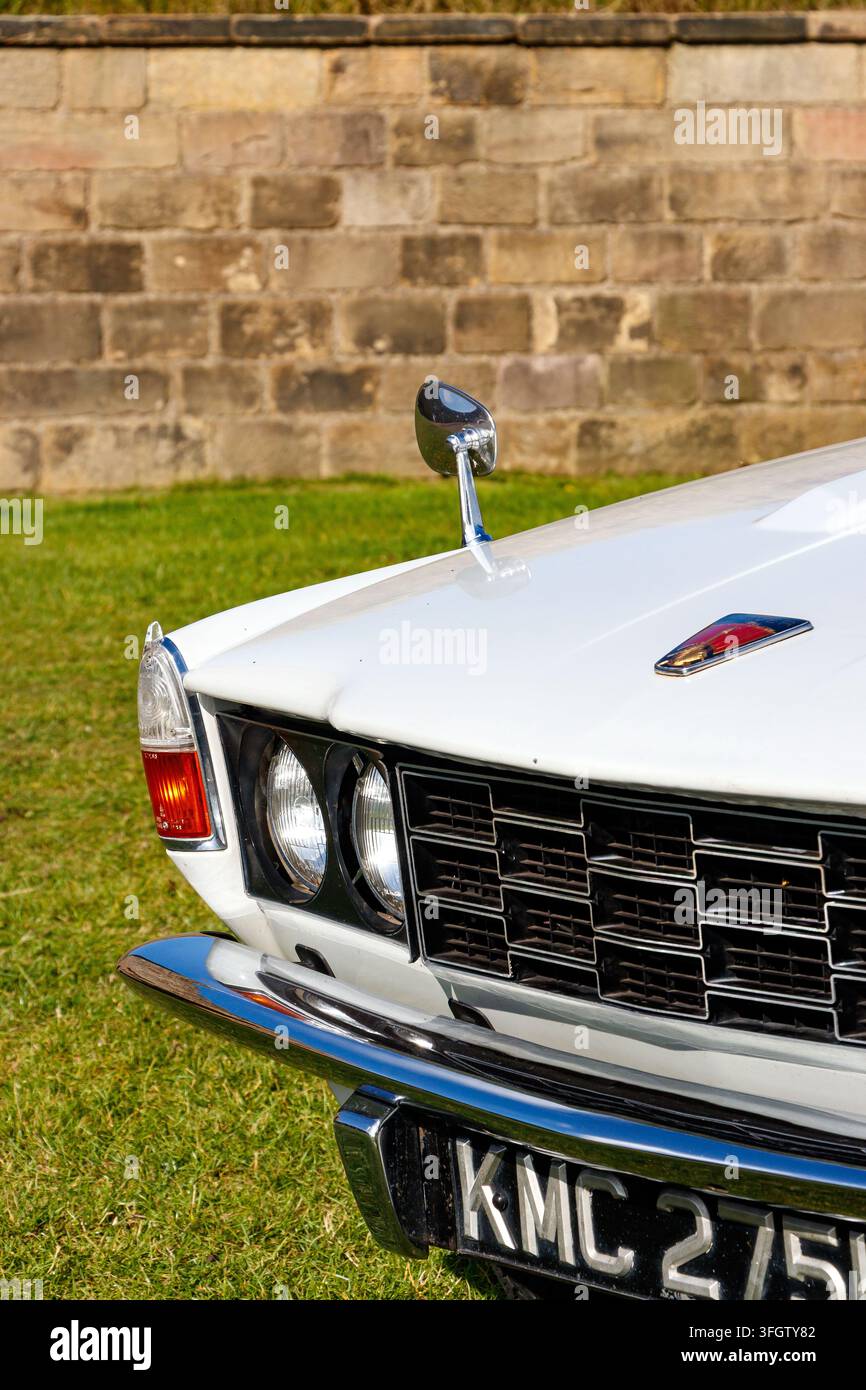 Automobile Rover P6 bianca parcheggiata all'aperto davanti a un muro di pietra Foto Stock