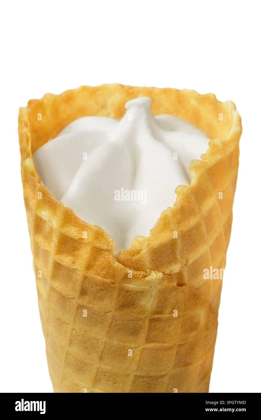 Gelato alla vaniglia in cono di waffle, primo piano isolato su bianco Foto Stock