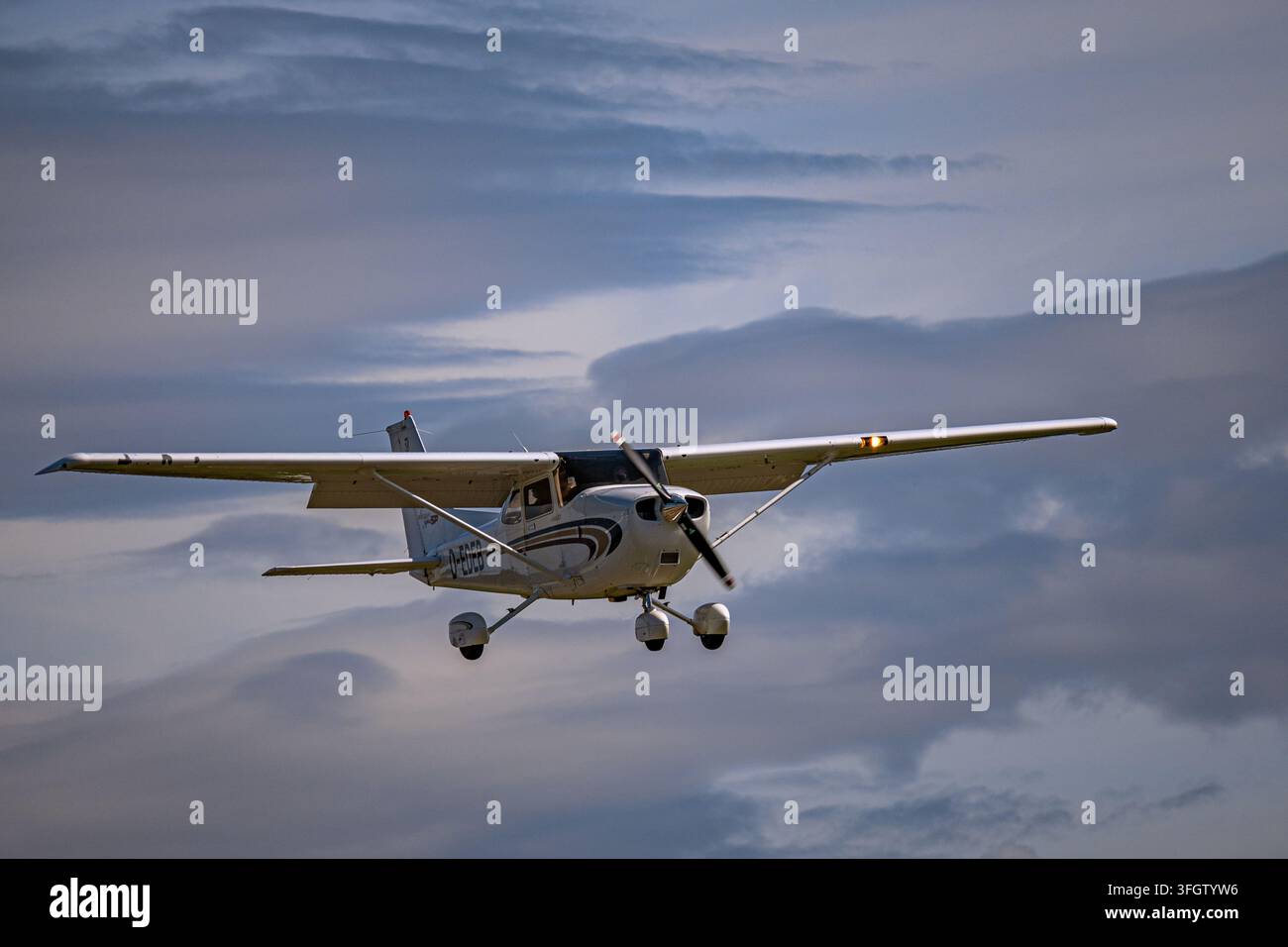 Crociera sotto la coltre di nubi Foto Stock