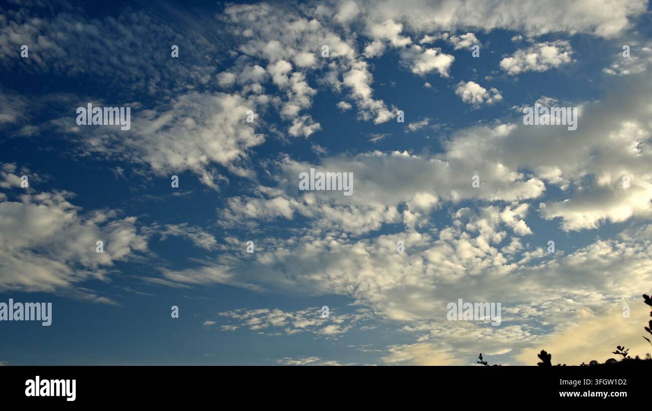 Nuvole altocumulus sulla valle del Dyfi in Galles Foto Stock