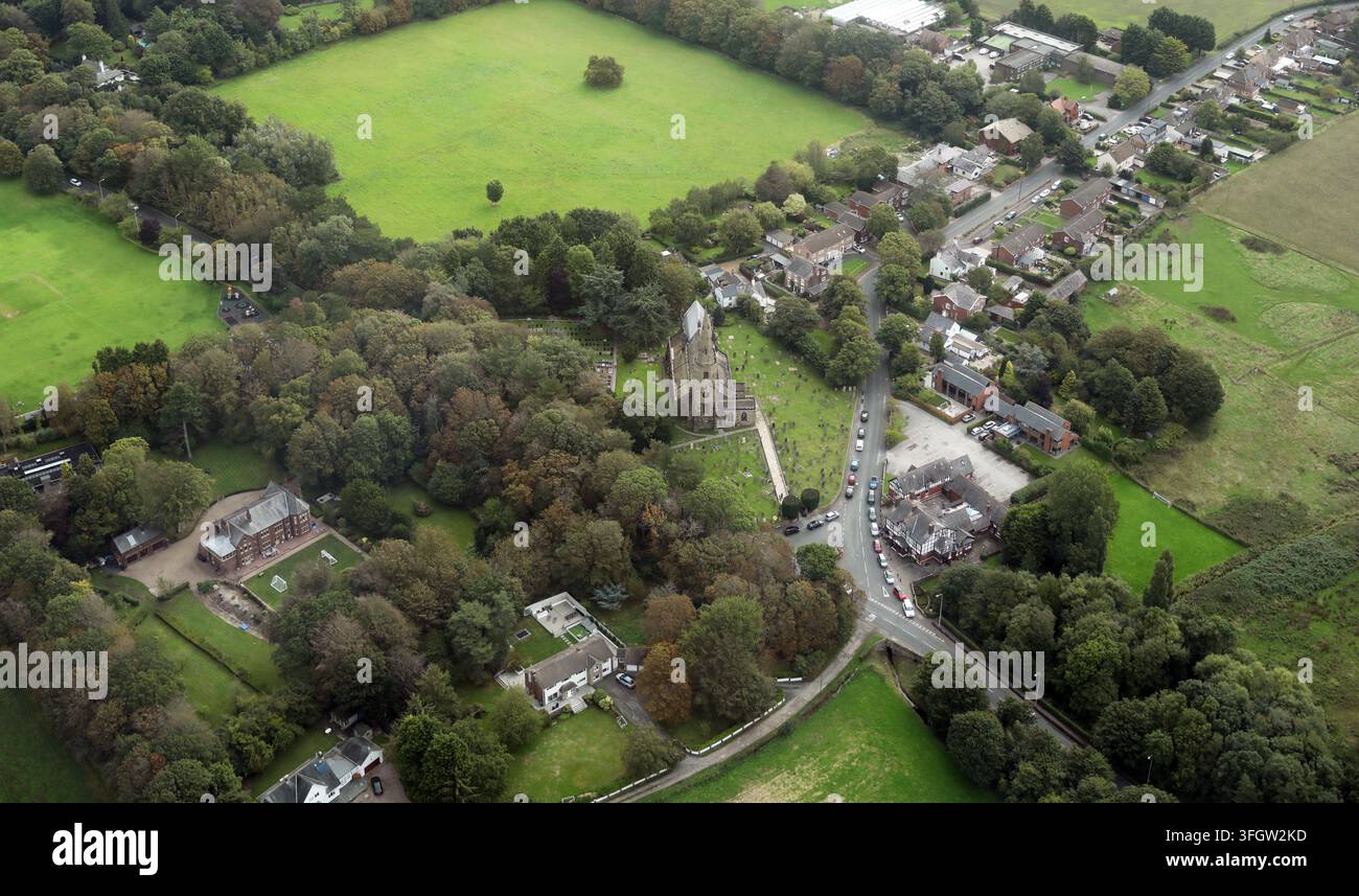 Veduta aerea della chiesa di St Cuthbert, Halsall Foto Stock