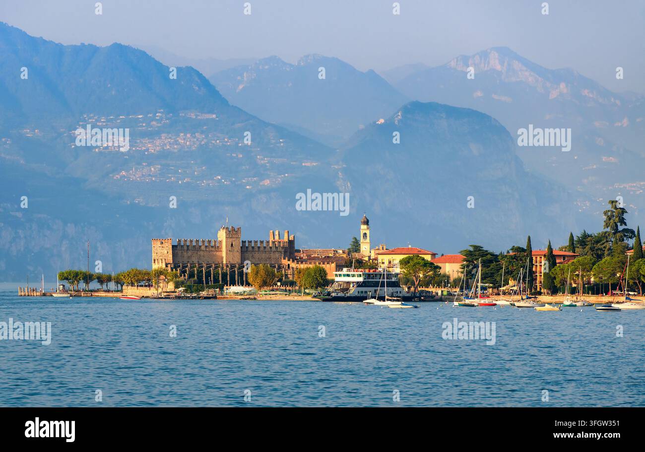 Città di Torri del Benaco sul lago di Garda nelle Alpi, provincia di Verona, Italia Foto Stock