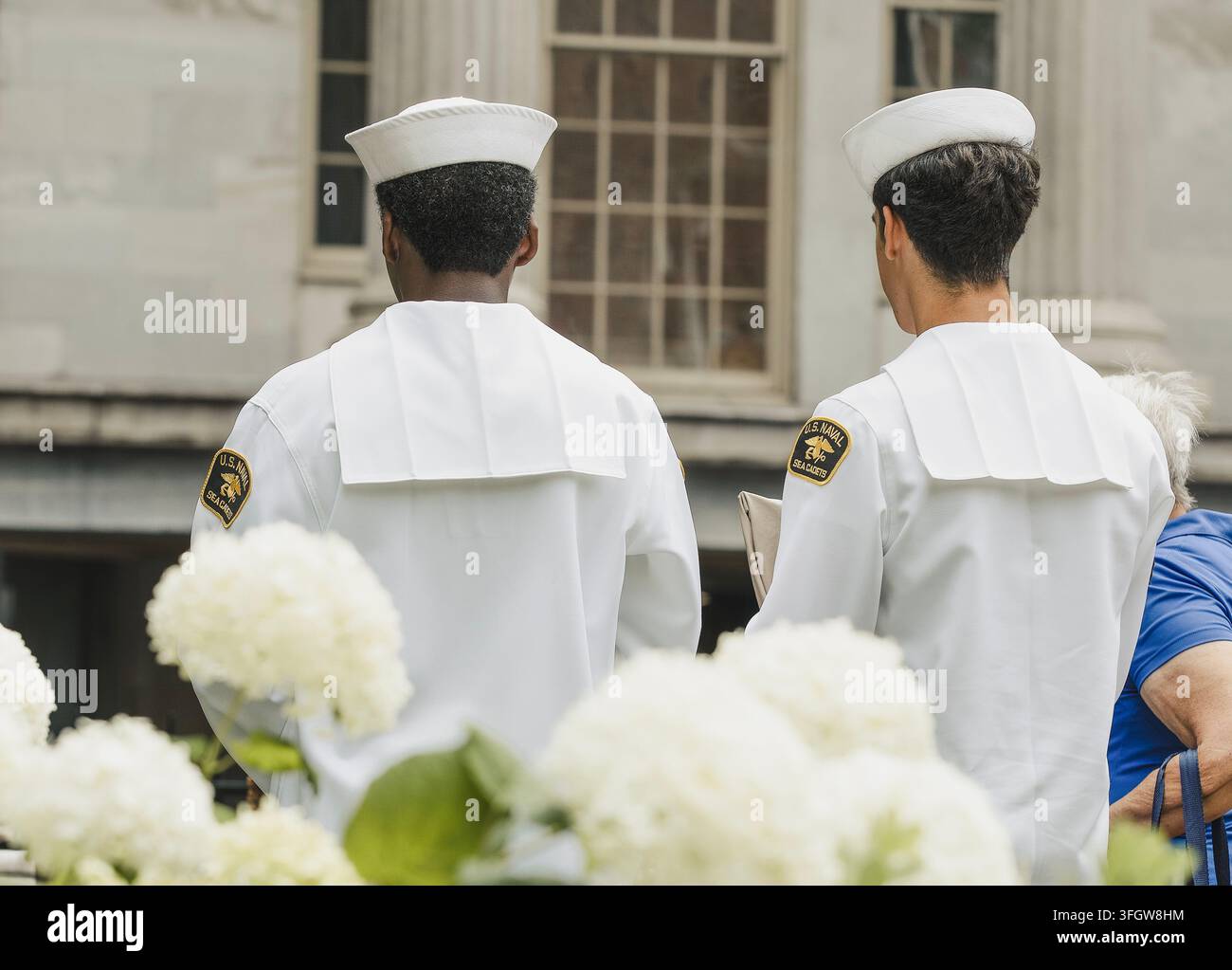 Due cadetti navali in uniformi bianche di spalle Foto Stock