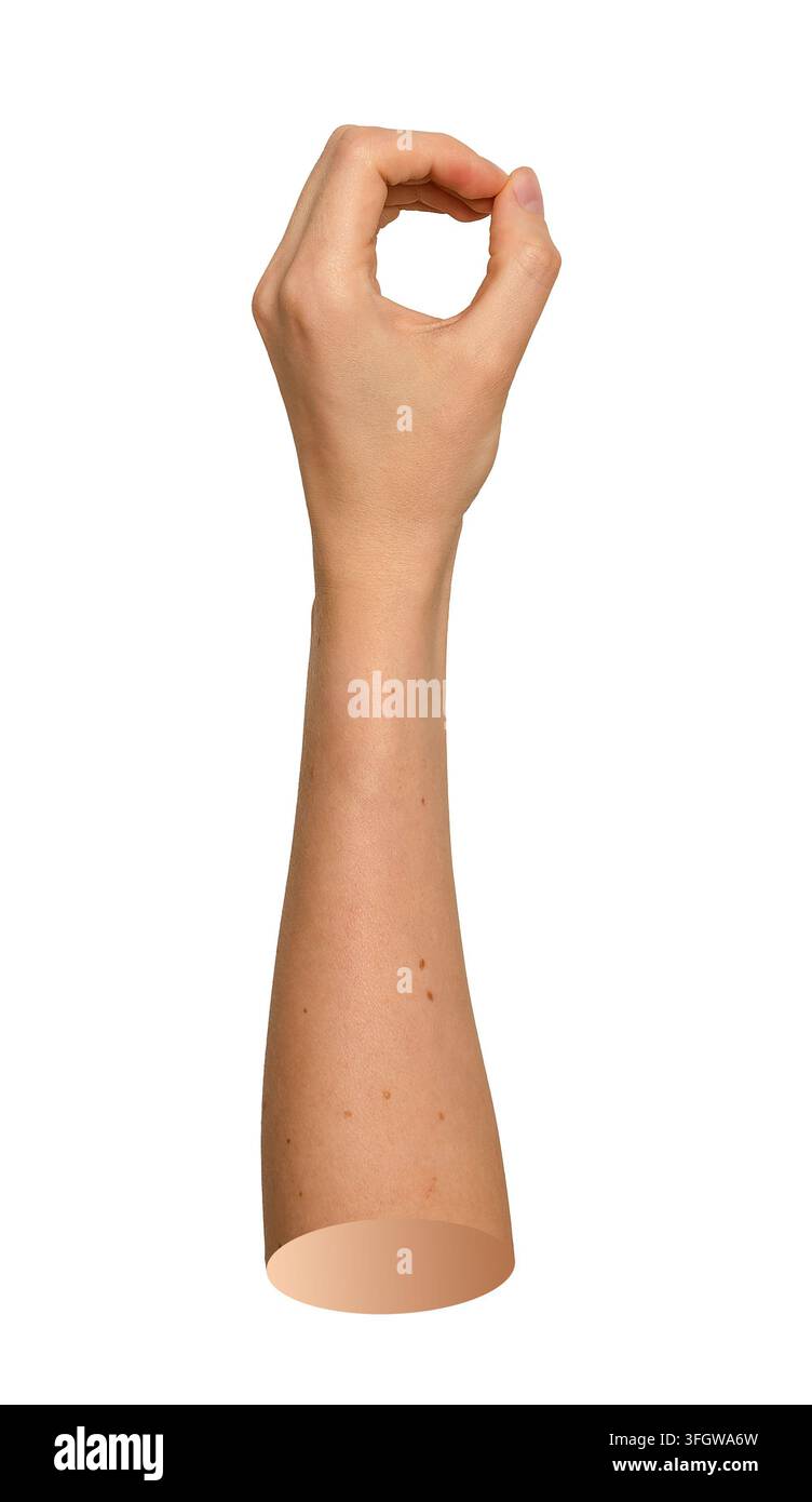 Mano femminile sinistra che forma una O rotonda con le dita curve sollevate verticalmente. Braccio umano che afferra un cilindro invisibile dall'alto o segnala perfetto ze Foto Stock