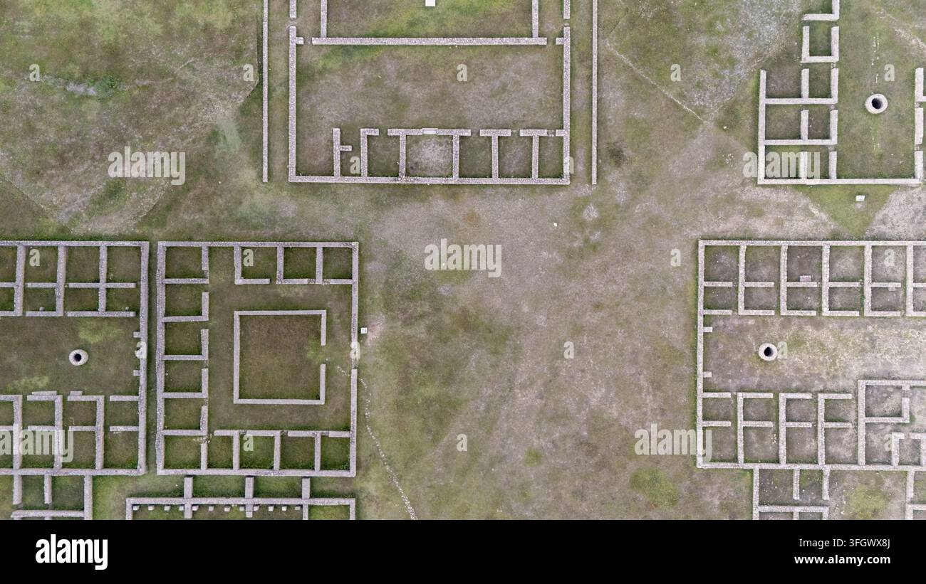 Veduta aerea dell'antico campo militare romano di Aquis Querquennis con fondamenta in pietra e strutture rettangolari a Porto-Quintela, Ourense, Spagna Foto Stock