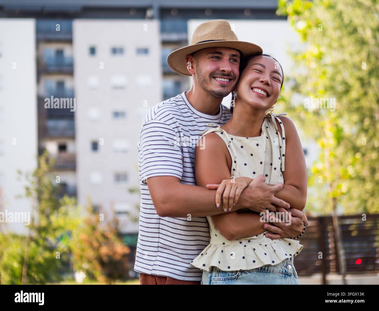 Coppia affettuosa che si tiene per mano e sorride mentre trascorre del tempo di qualità insieme all'aperto. Foto Stock