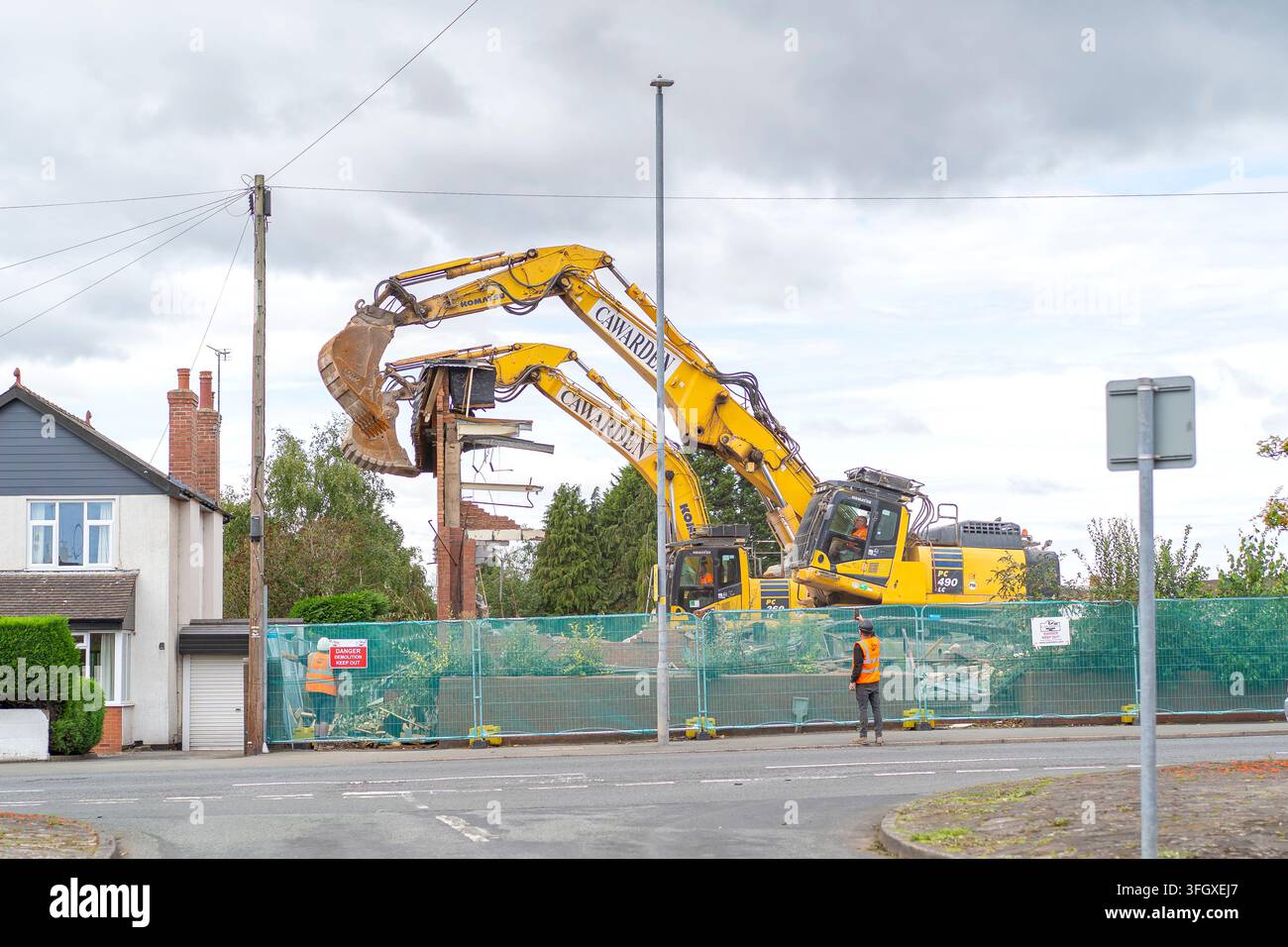 Kidderminster, UK. 10 settembre 2026. L'ultima parte dell'edificio Co-op a Kidderminster viene demolita oggi dopo che il sito è stato acquisito da Lidl per fare spazio a uno dei suoi negozi. Grandi escavatori meccanici e tagliatori di travi d'acciaio abbattono l'ultimo del negozio di Kidderminster che ha aperto i battenti in questo sito nel 1991. Credit: Lee Hudson/Alamy Foto Stock