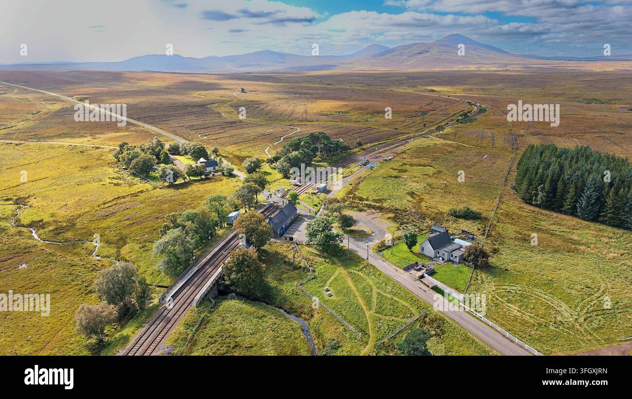 Forsinard Sutherland Scozia il binario della stazione A897 strada a binario unico e vista sull'infinita campagna fluviale del RSPB alla fine dell'estate Foto Stock