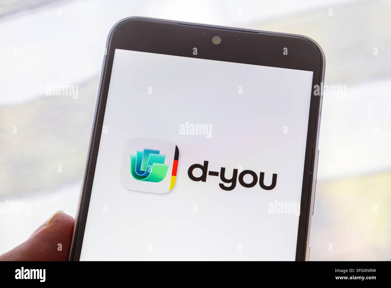 Prima di un smartphone che mostra il logo dell'app d-you (immagine illustrativa) Foto Stock