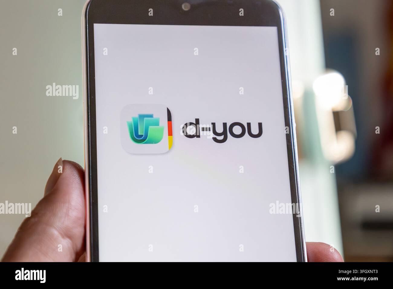 Prima di un smartphone che mostra il logo dell'app d-you (immagine illustrativa) Foto Stock