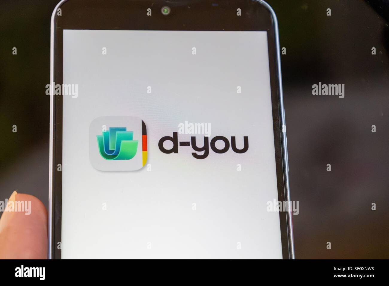 Prima di un smartphone che mostra il logo dell'app d-you (immagine illustrativa) Foto Stock