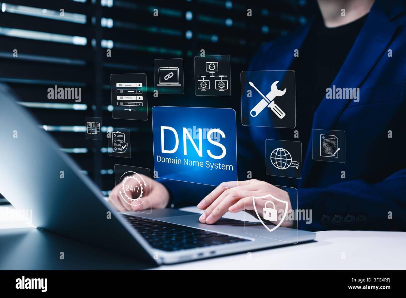 La tecnologia del Domain Name System supporta un internet sicuro. Una persona gestisce server DNS, connettività del sito web, manutenzione della rete, sicurezza informatica e 24/7 Foto Stock