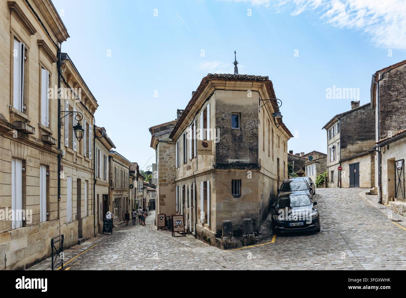 Saint Emilion, Francia - 11 luglio 2026: Vicoli acciottolati storici e edifici in pietra a un incrocio nel centro storico Foto Stock