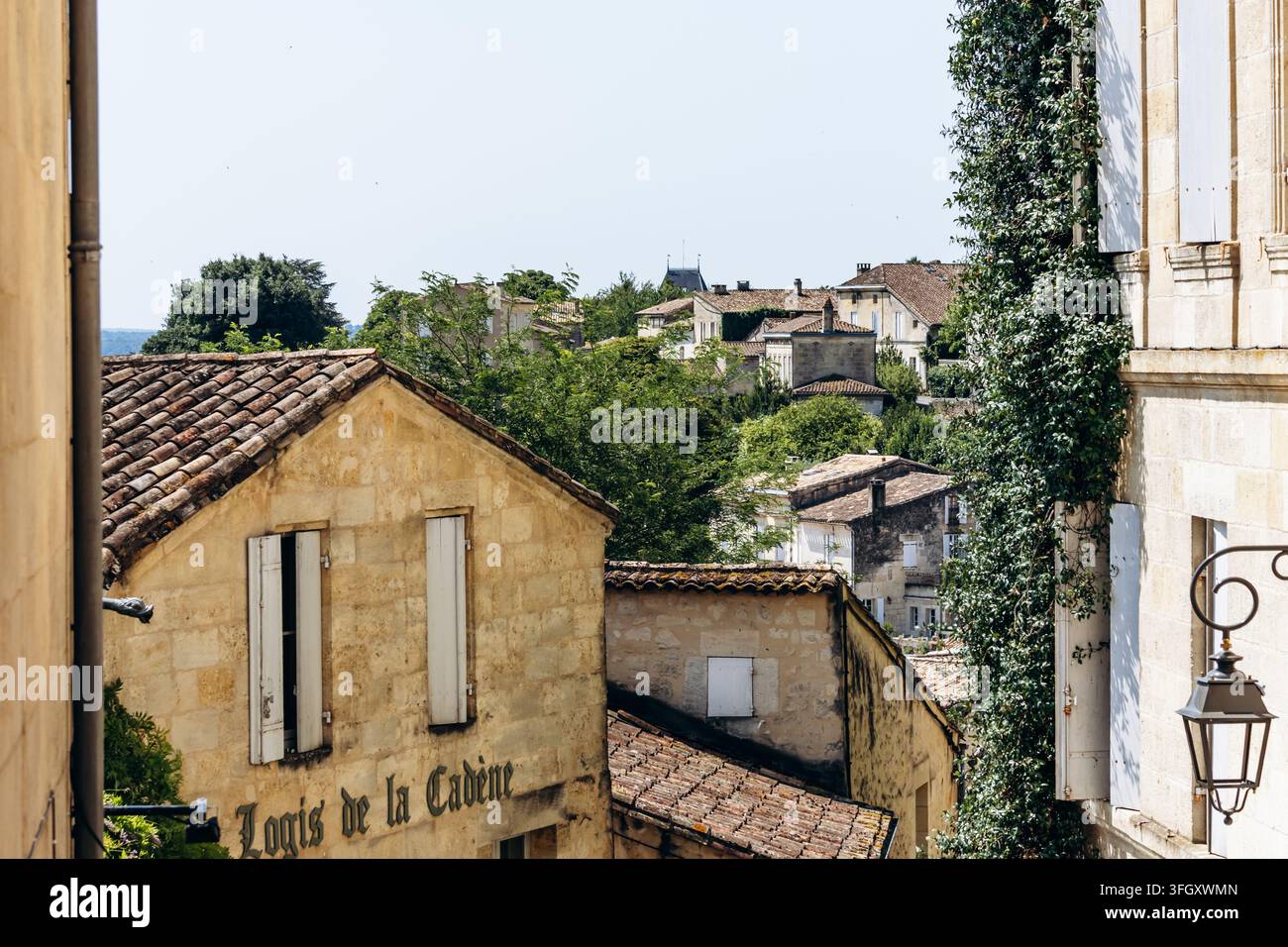 Saint Emilion, Francia - 11 luglio 2026: tetti storici e l'edificio del Logis de la Cadene a Saint Emilion Foto Stock