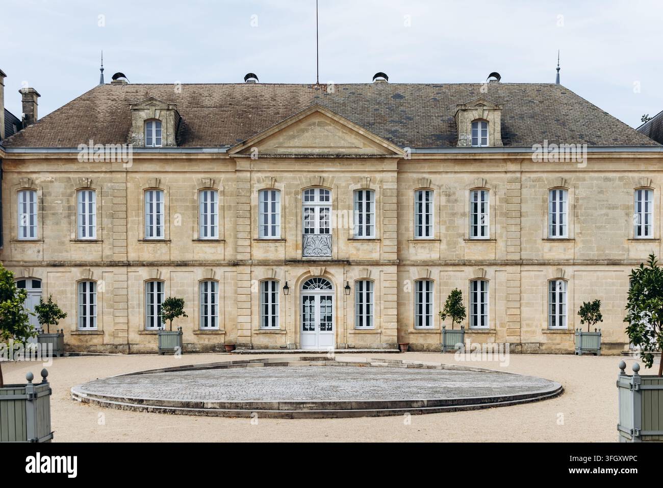 Saint Emilion, Francia - 11 luglio 2026: Tenuta vinicola storica di Chateau Soutard e cortile in pietra calcarea a Saint Emilion Foto Stock