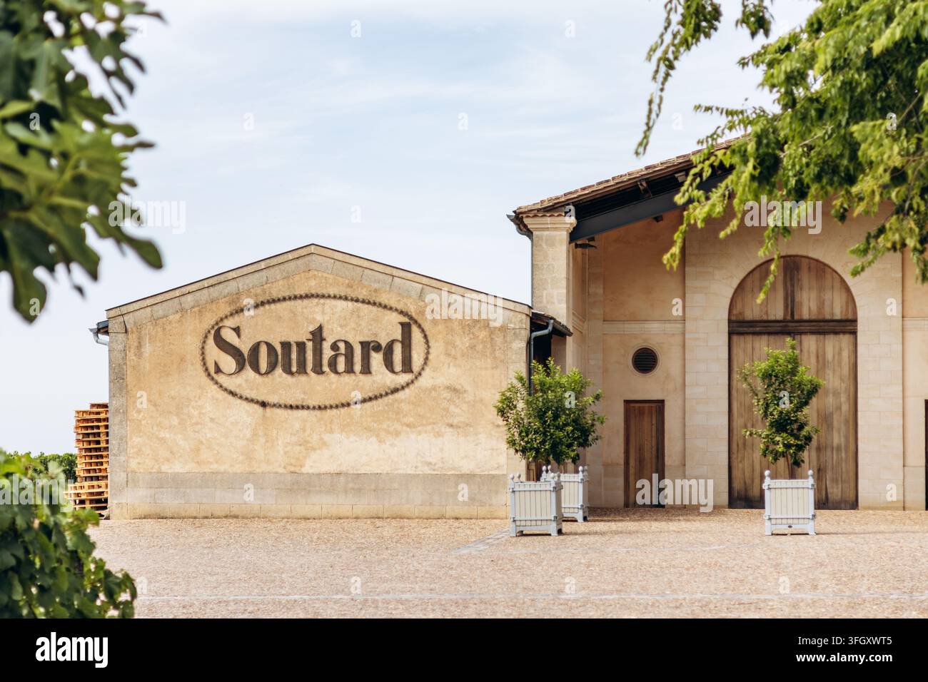 Saint Emilion, Francia – 11 luglio 2026: Edifici dell'azienda vinicola Chateau Soutard, cortile e segnaletica della tenuta a Saint Emilion Foto Stock