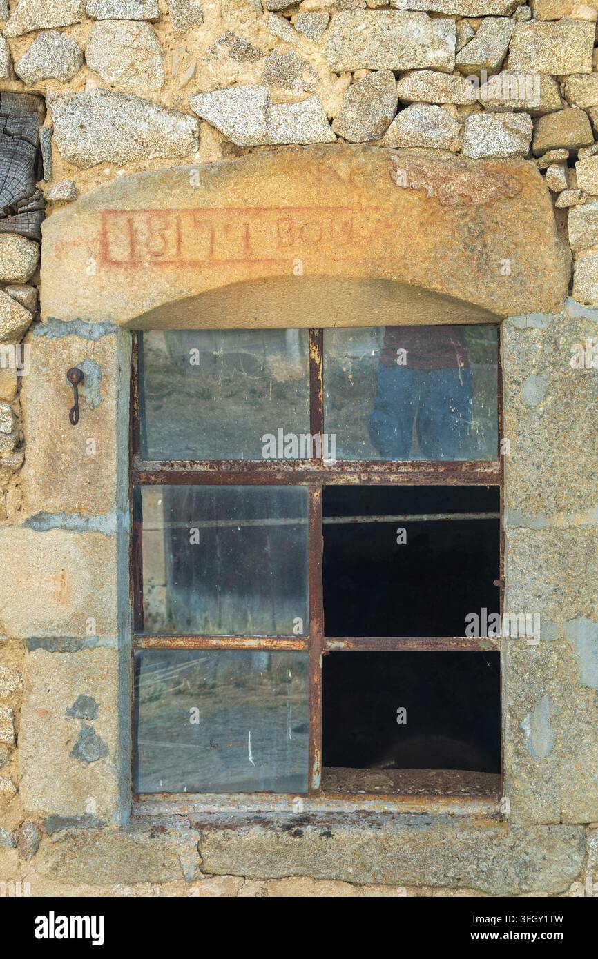 Muro di pietra rustico con telaio di finestra consumato, Alvernia, Francia Foto Stock