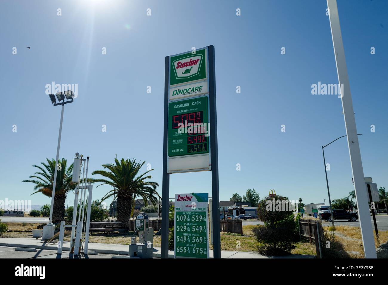 Segnale per la stazione di servizio Sinclair e Dinocare in una giornata soleggiata a Buttonwillow, California, il 26 giugno 2026. (Foto di Smith Collection/Gado/Sipa USA) Foto Stock