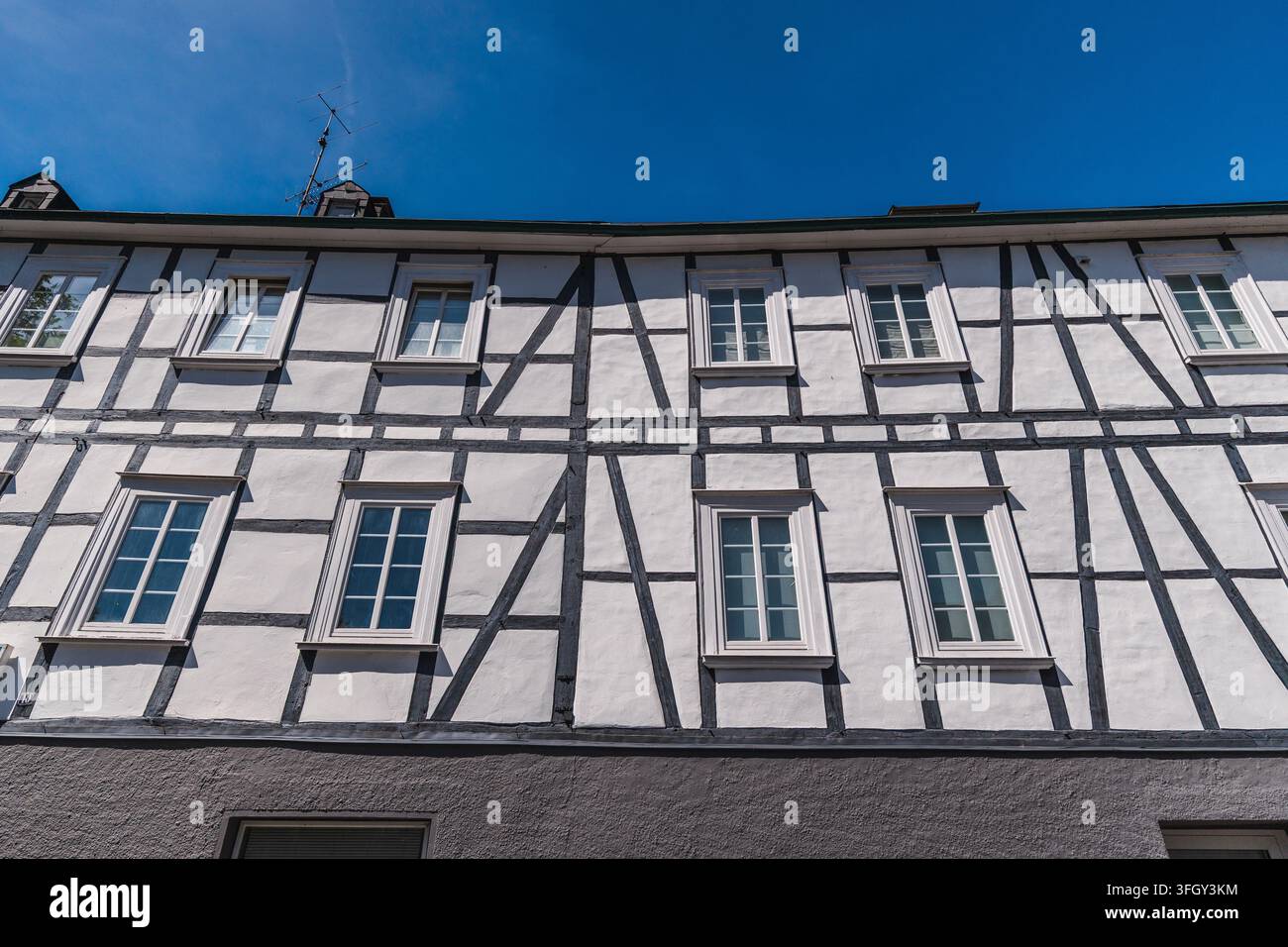 Vista dall'alto di una casa a graticcio bianca a Freudenberg, Germania Foto Stock