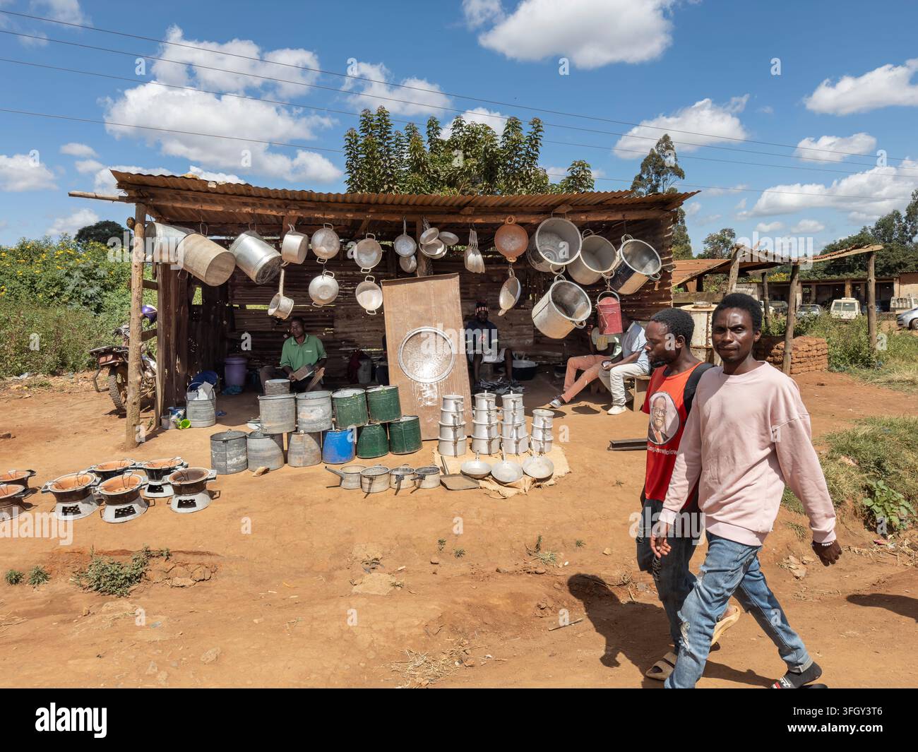 Una piccola ferramenta nel mercato principale di Dedza Township, Dedza, Malawi, Africa Foto Stock
