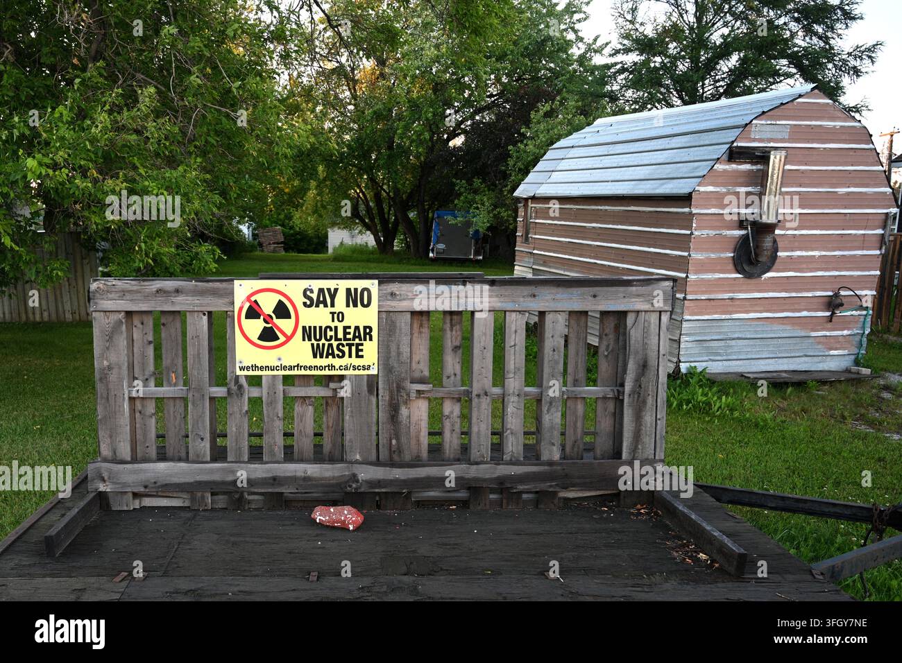Dryden, ON, Canada – 1 luglio 2026: Insegna "Dire No ai Rifiuti Nucleari" nel cortile della casa nella città di Dryden, Ontario, Canada. Foto Stock