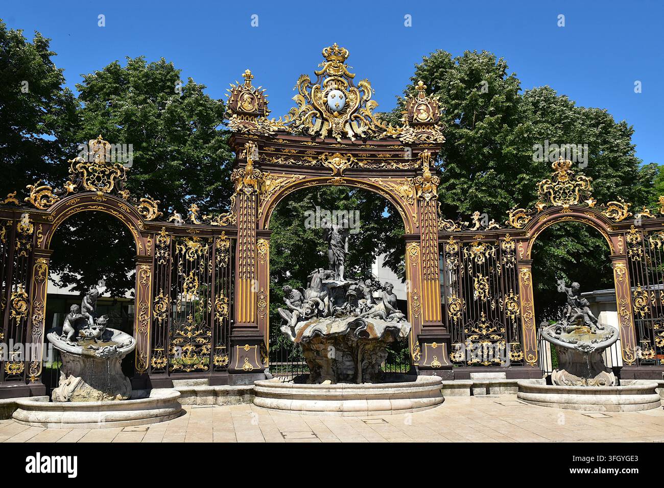 Fontana di Nettuno e cancelli in stile rococò su Place Stanislas a Nancy Foto Stock