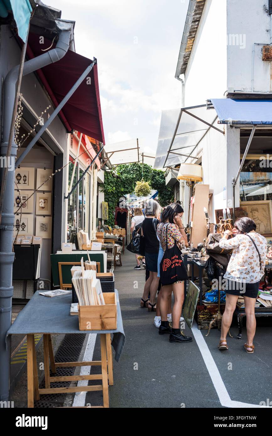Parigi, Francia - Luglio 06, 2019: Marché aux Puces de Saint-Ouen, St-Ouen Mercato delle Pulci,XVIII arrondissement di Parigi. Foto Stock